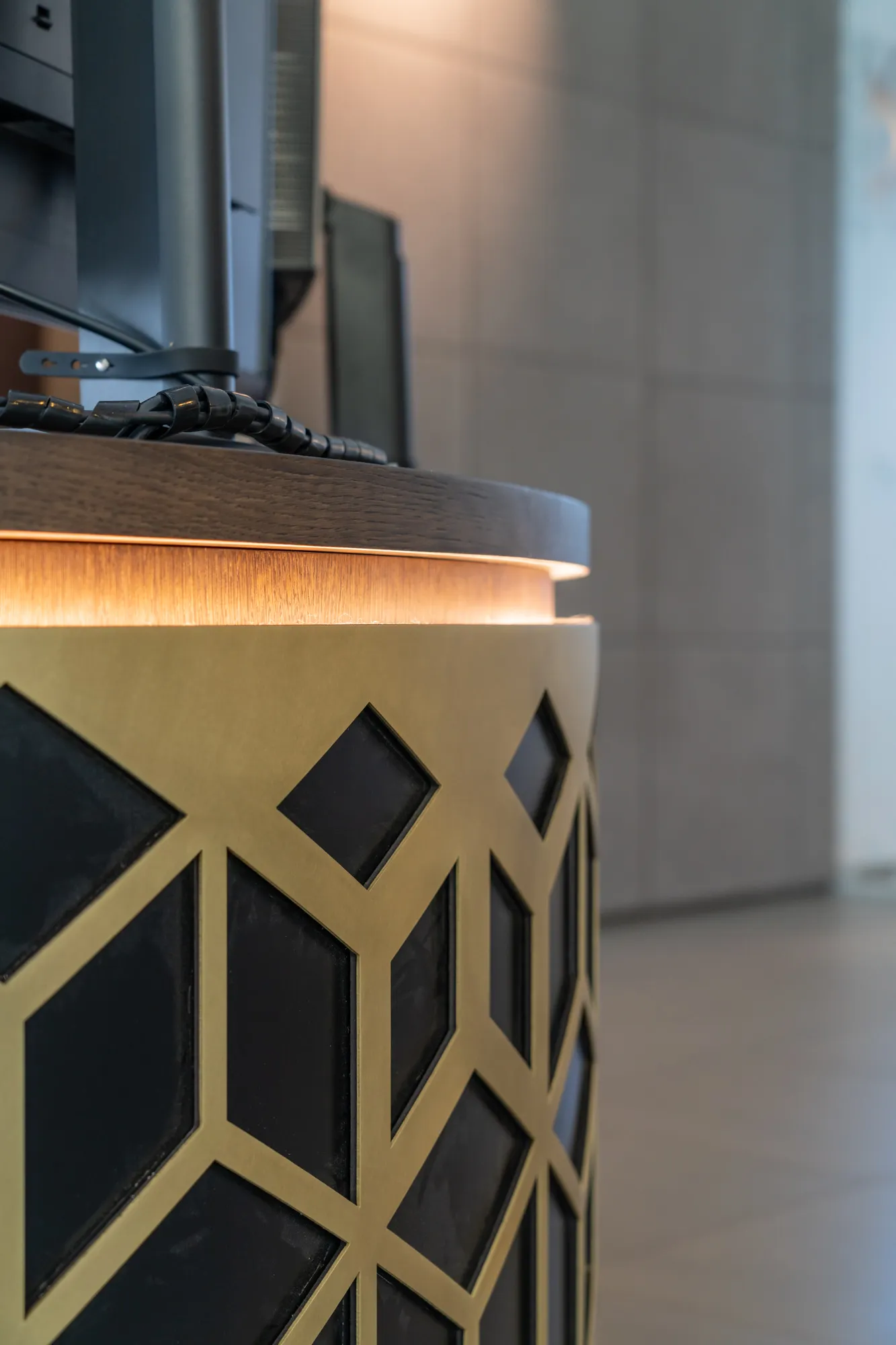 Detailaufnahme der goldschwarzen Front mit feiner Kantenbeleuchtung ein handwerkliches Highlight von Deutschmann