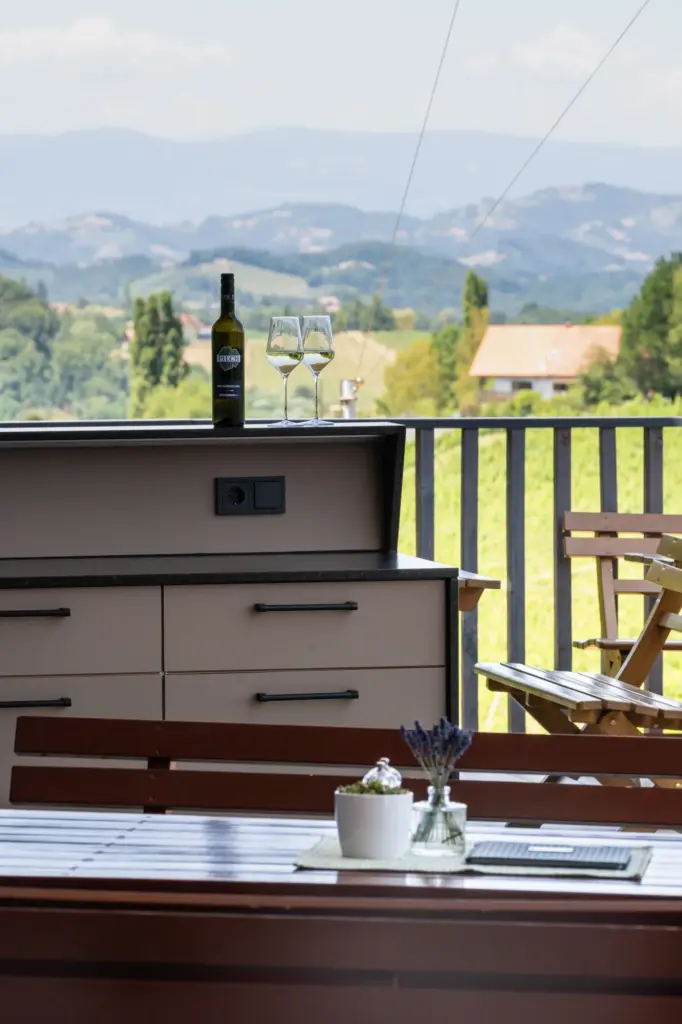 Außenküche mit Blick auf Weinberge und Hügellandschaft beim Buschenschank Pilch