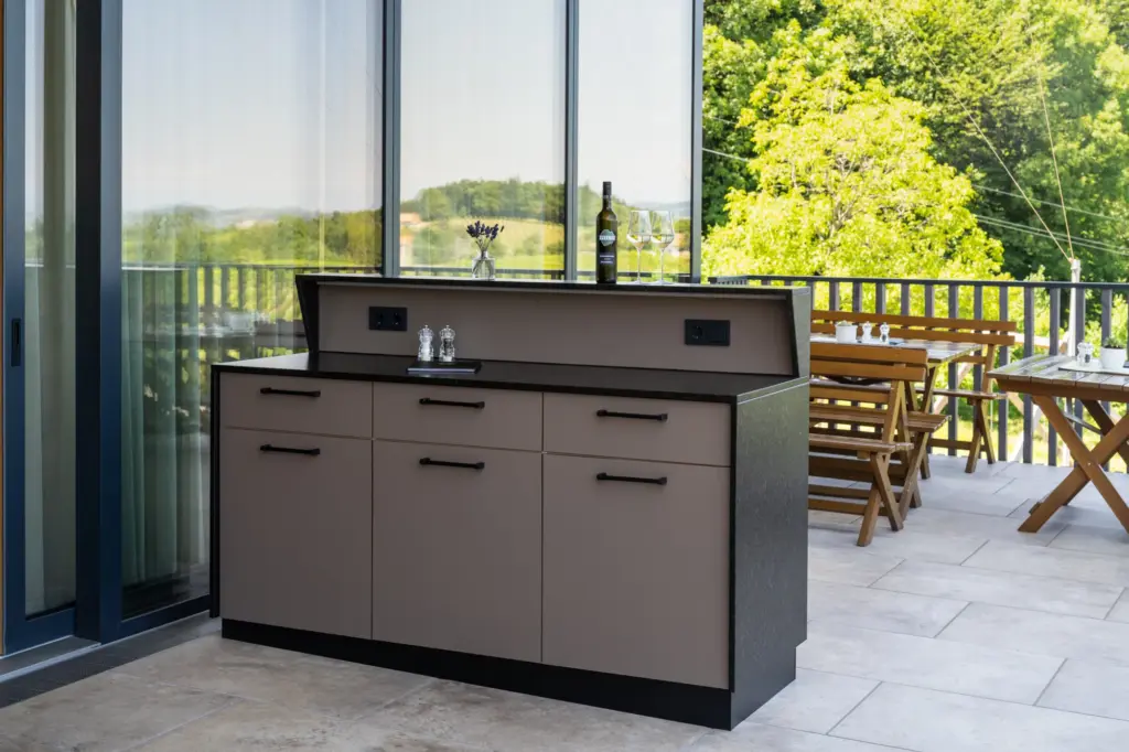 Moderne Außenküche in Grau mit dunkler Arbeitsfläche auf der Terrasse beim Buschenschank Pilch von Deutschmann