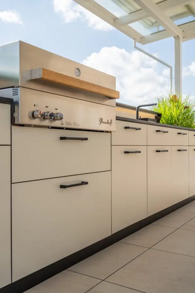 Außenküche mit integriertem Flammkraft Gasgrill und Arbeitsfläche aus Stein
