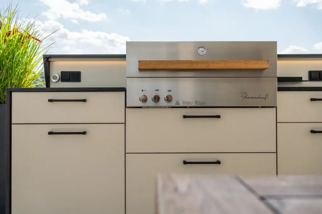 Outdoorküche mit integriertem Flammkraft Grill auf Terrasse einer Familie gefertigt von Deutschmann