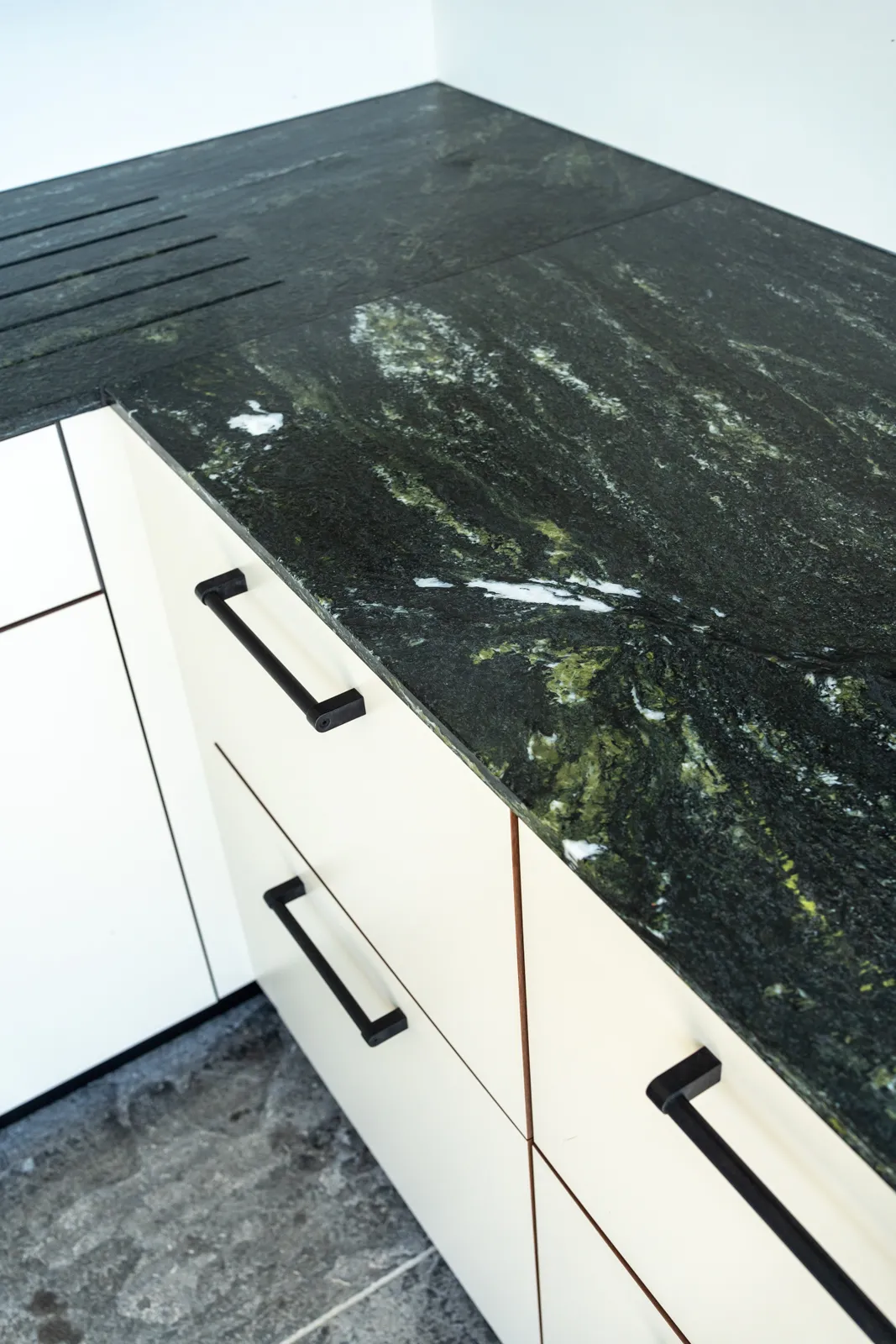 Nahaufnahme der Naturstein Arbeitsplatte mit grüner Maserung und hochwertiger Oberfläche von Deutschmann