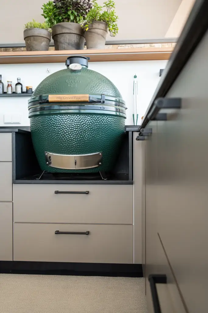 Integrierter Big Green Egg Grill in der wetterfesten Outdoorküche gefertigt von Deutschmann