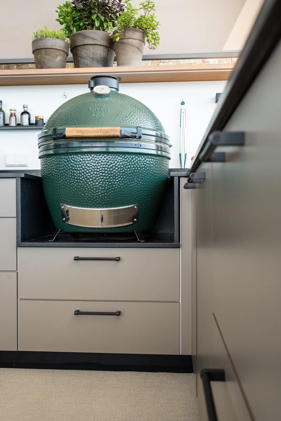 Integrierter Big Green Egg Grill in der wetterfesten Outdoorküche gefertigt von Deutschmann