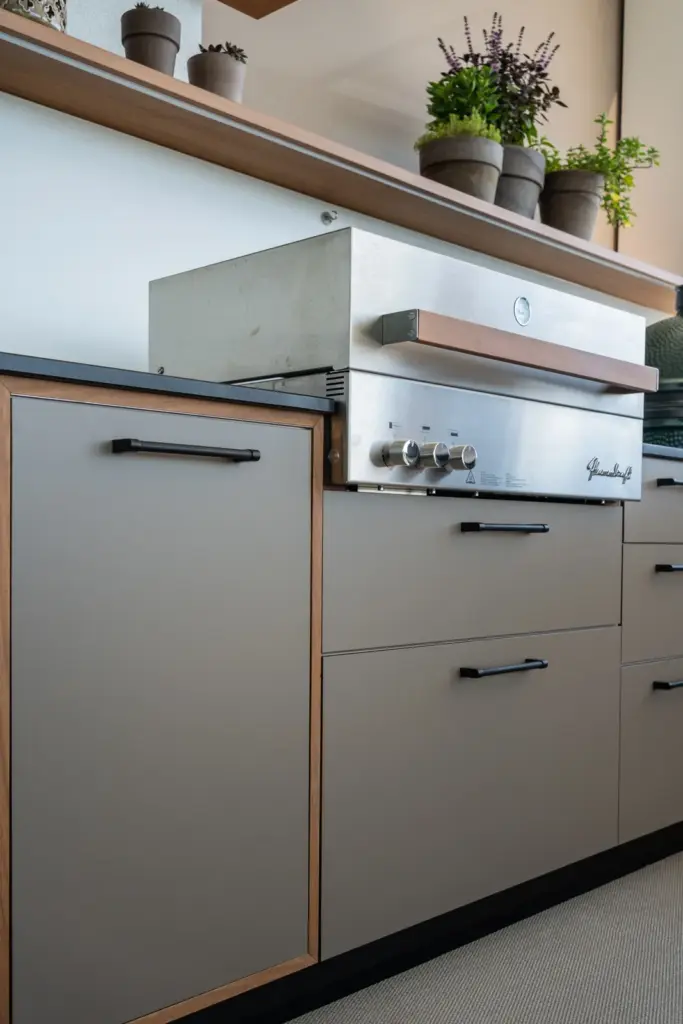 Hochwertiger Flammkraft Grill mit maßgefertigten Schränken und Holzakzenten umgesetzt von Deutschmann