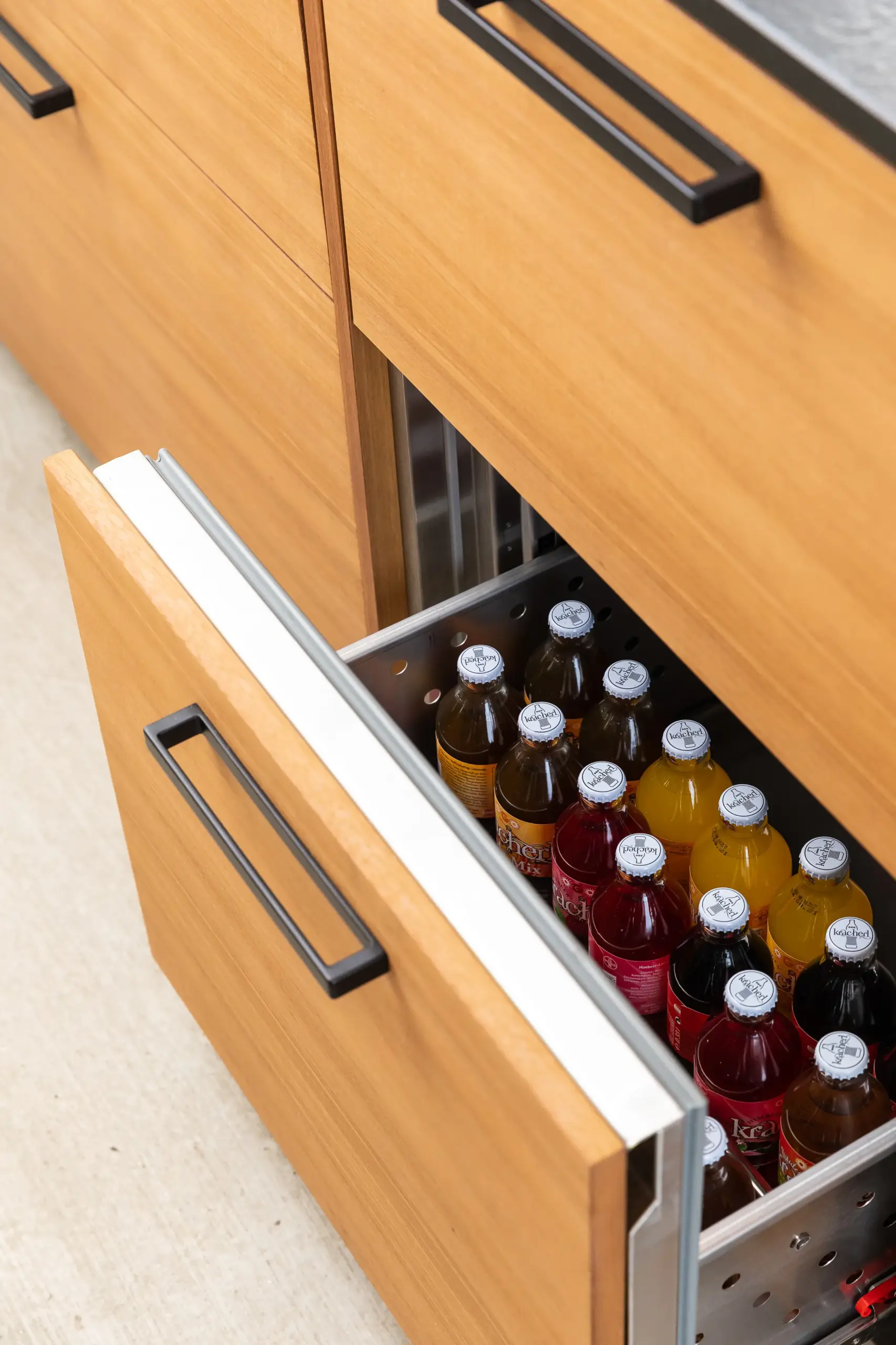Kühllade mit Getränken in einer maßgefertigten Outdoorküche von Deutschmann
