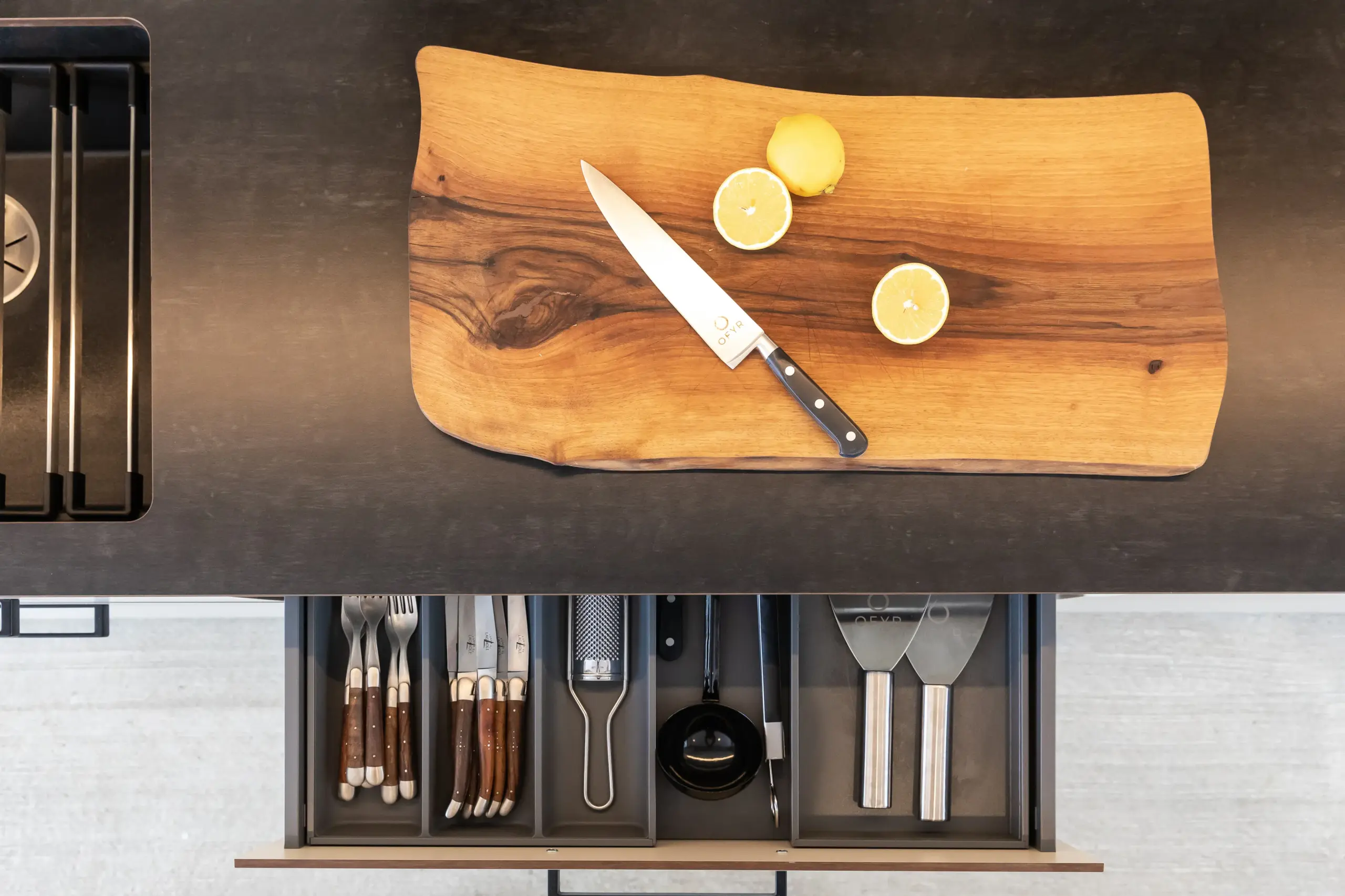 Offene Bestecklade von oben in einer maßgefertigten Outdoorküche von Deutschmann
