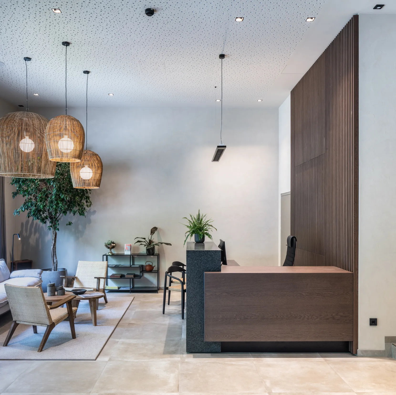 Empfangsbereich vom Hotel Zeitwert mit maßgefertigter Holzverkleidung und modernem Design von Deutschmann