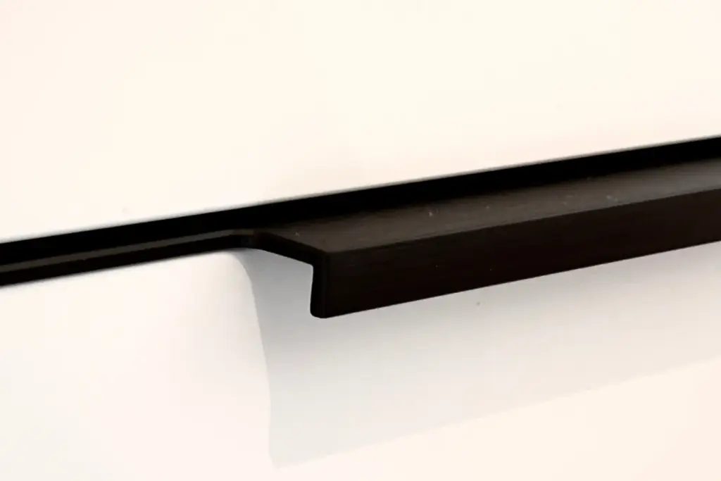 Griffleistenmuster in Schwarz für moderne maßgefertigte Küchen von Deutschmann