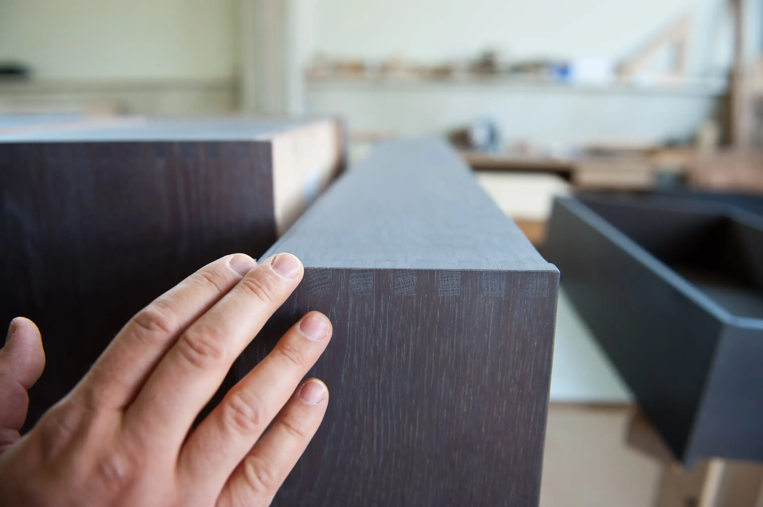 Detailaufnahme einer handgefertigten Massivholzkante in der Werkstatt von Deutschmann