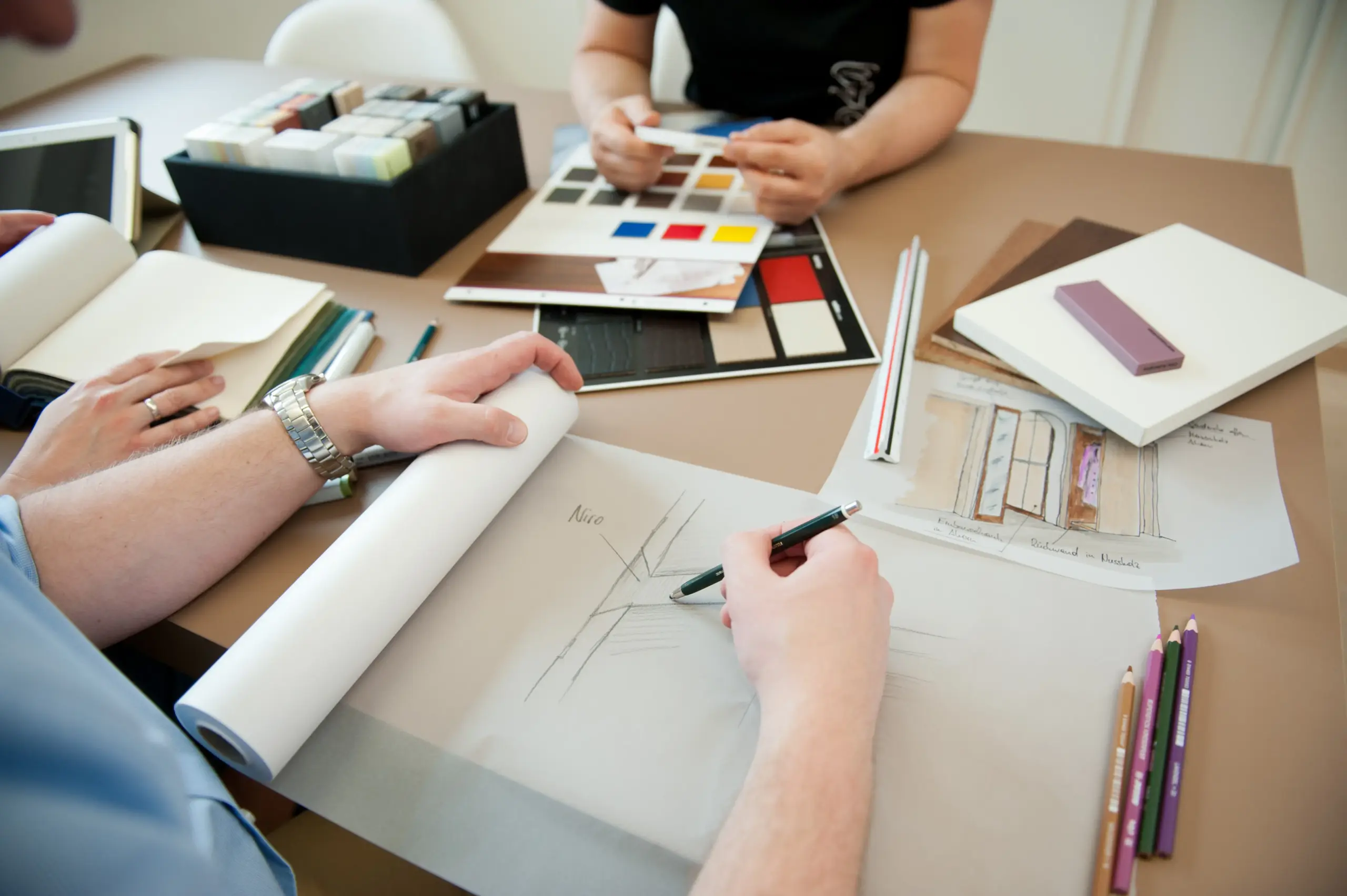 Entwurfs und Materialbesprechung in der Tischlerei Deutschmann mit Pläne und Muster