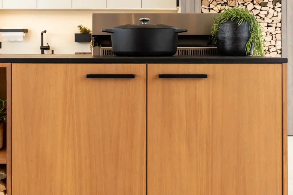 Holzfront mit schwarzem Griff für maßgefertigte Outdoorküchen von Deutschmann