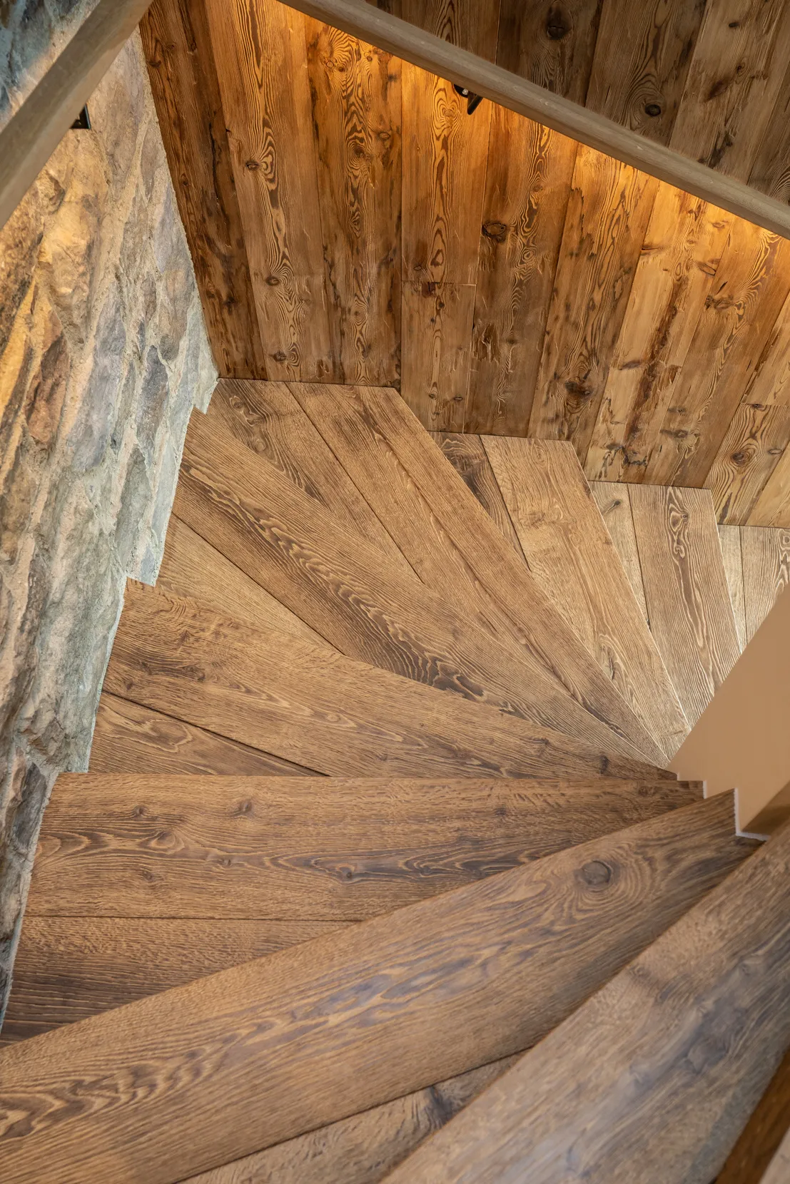 Holztreppe aus massivem Eichenholz mit Steinwand im Jagdhaus, gefertigt von Deutschmann