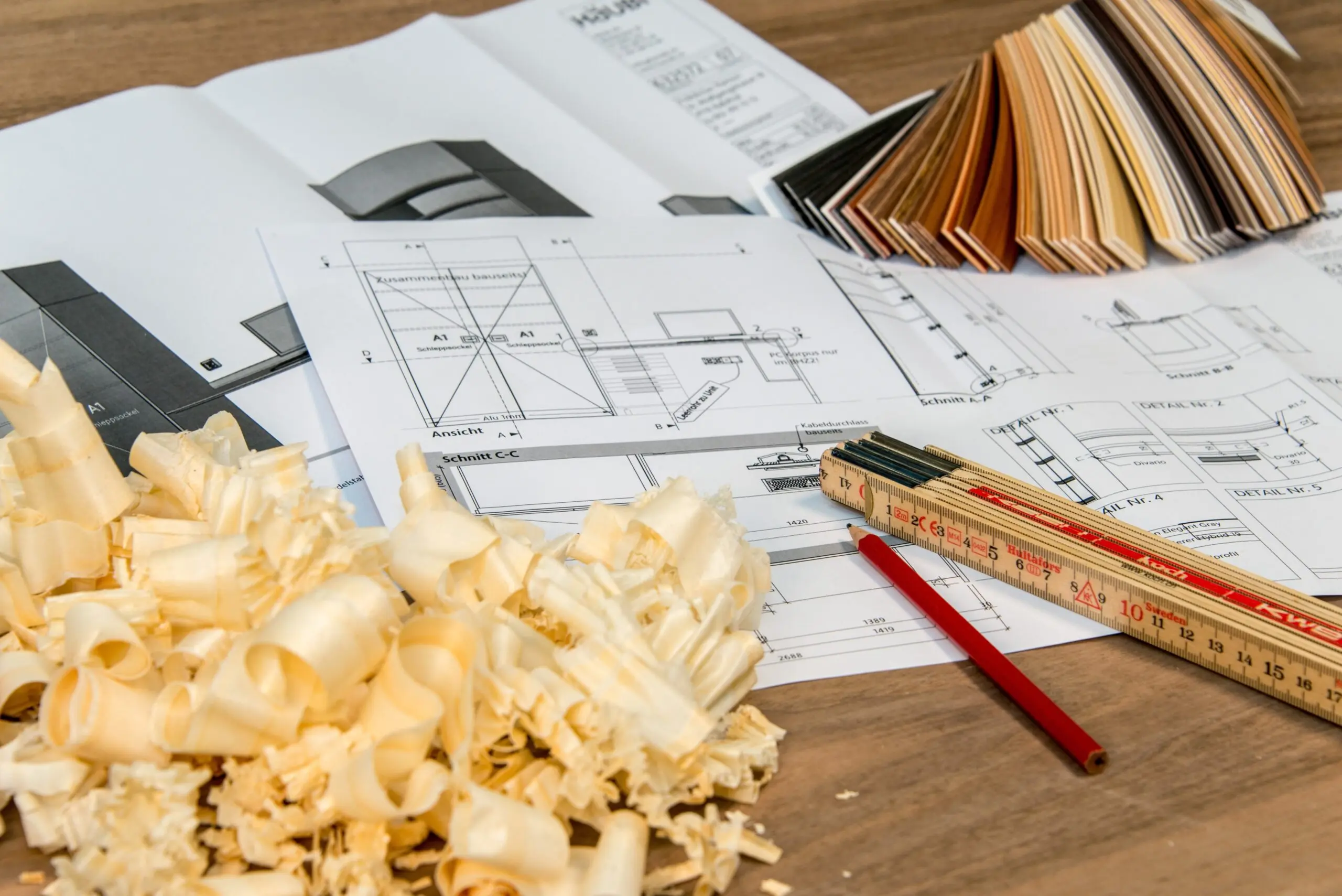 Konstruktionspläne, Holzproben und Späne