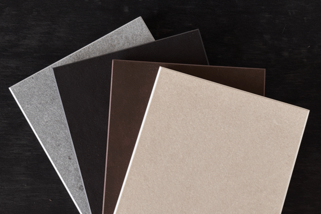 Auswahl verschiedener Keramikoberflächen für maßgefertigte Outdoorküchen von Deutschmann