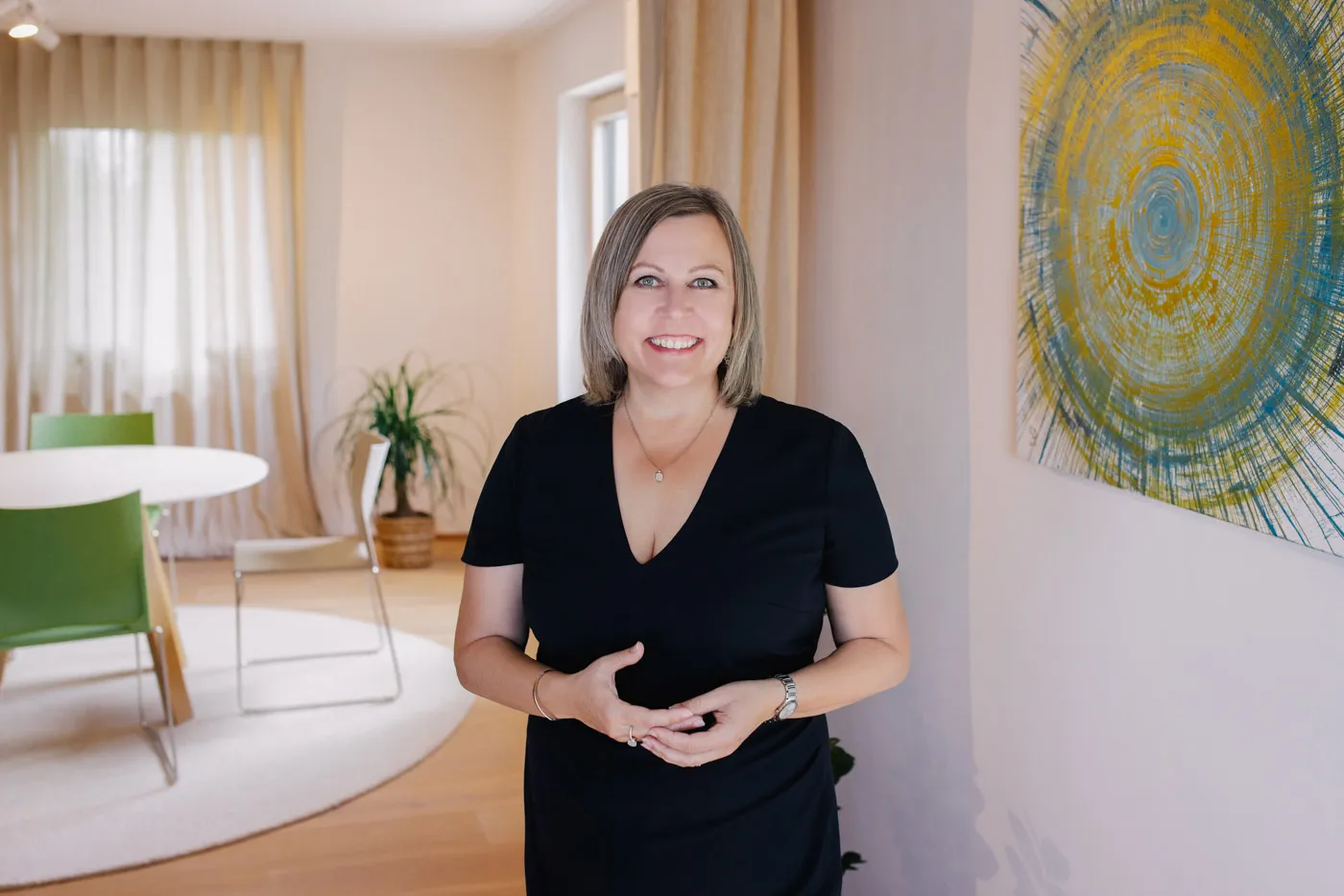 Klaudia Deutschmann steht im Büro von Deutschmann Moebel Handwerk