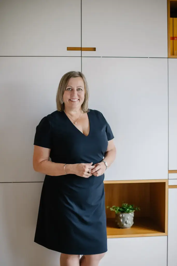 Porträt von Klaudia Deutschmann in den Räumen der Tischlerei Deutschmann