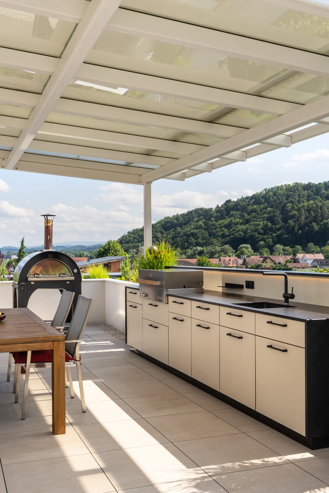 Deutschmann Outdoorküche aus wetterfestem Material mit integriertem Flammkraft Grill und moderner Arbeitsfläche