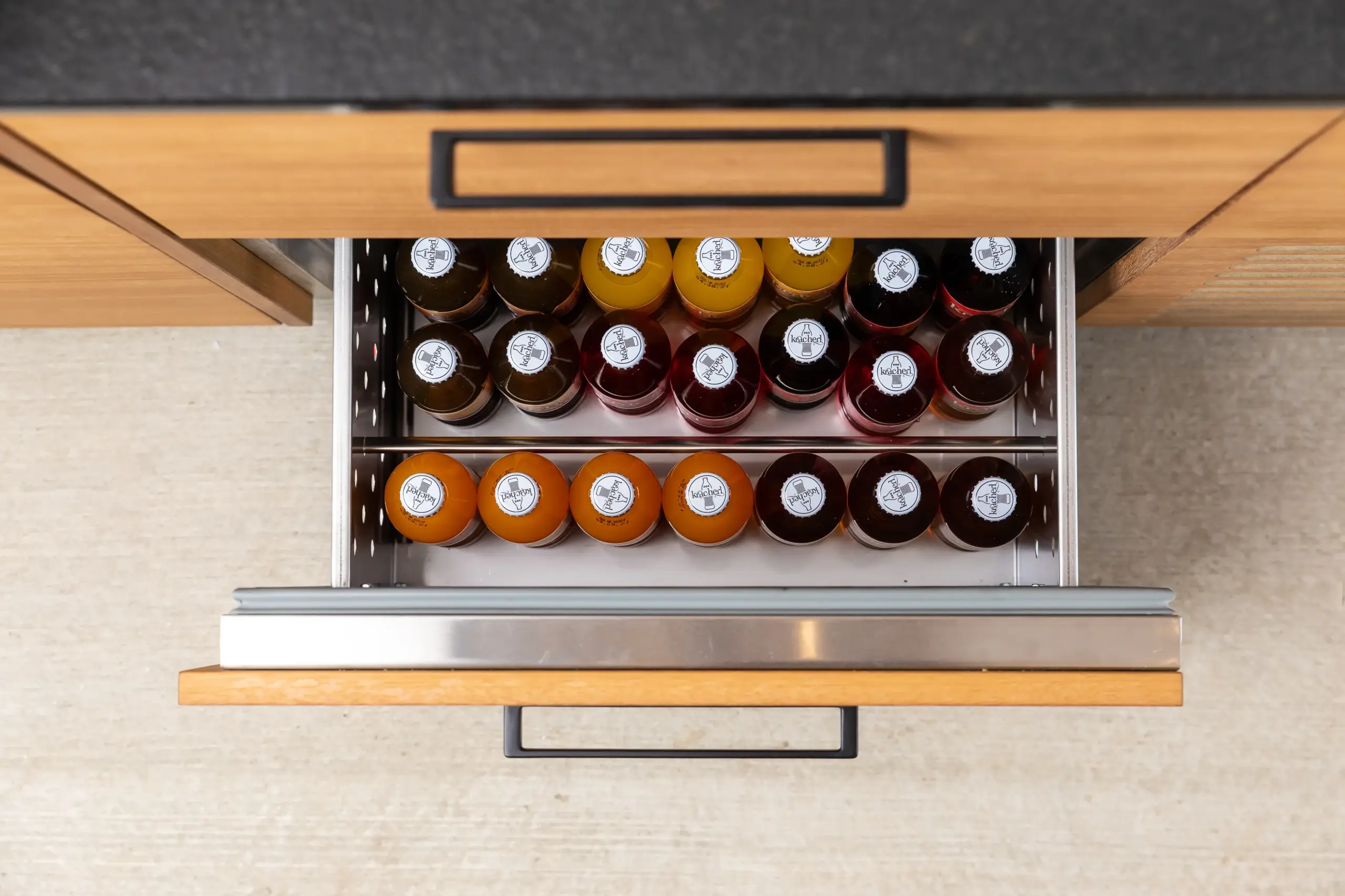 Kühllade mit Getränken in einer maßgefertigten Outdoorküche von Deutschmann