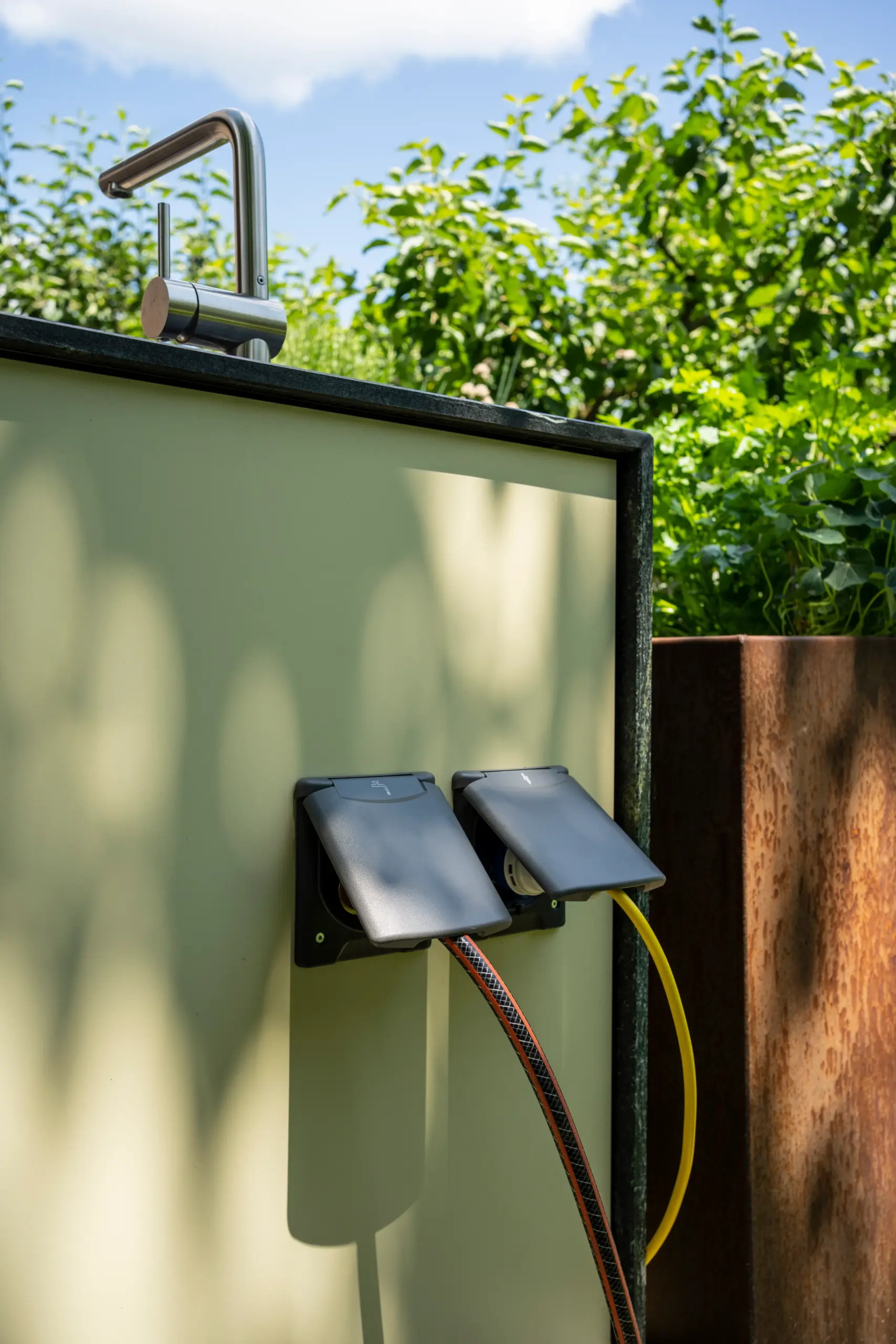 Anschlussmodul mit Wasser und Stromanschluss für wetterfeste Plug&Play Küche von Deutschmann