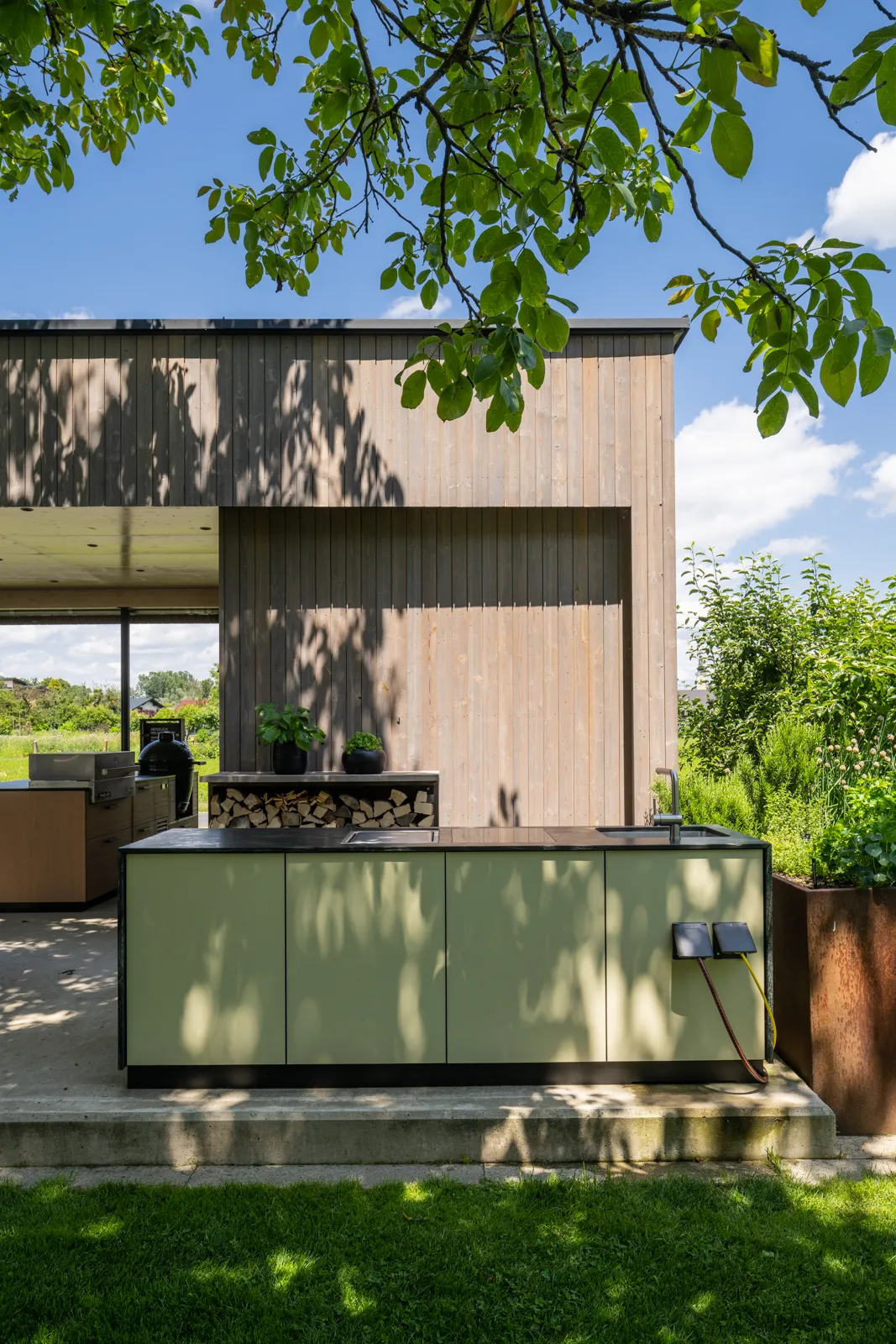 Rückseite einer Deutschmann Plug&Play Küche mit Anschlüssen für Strom und Wasser