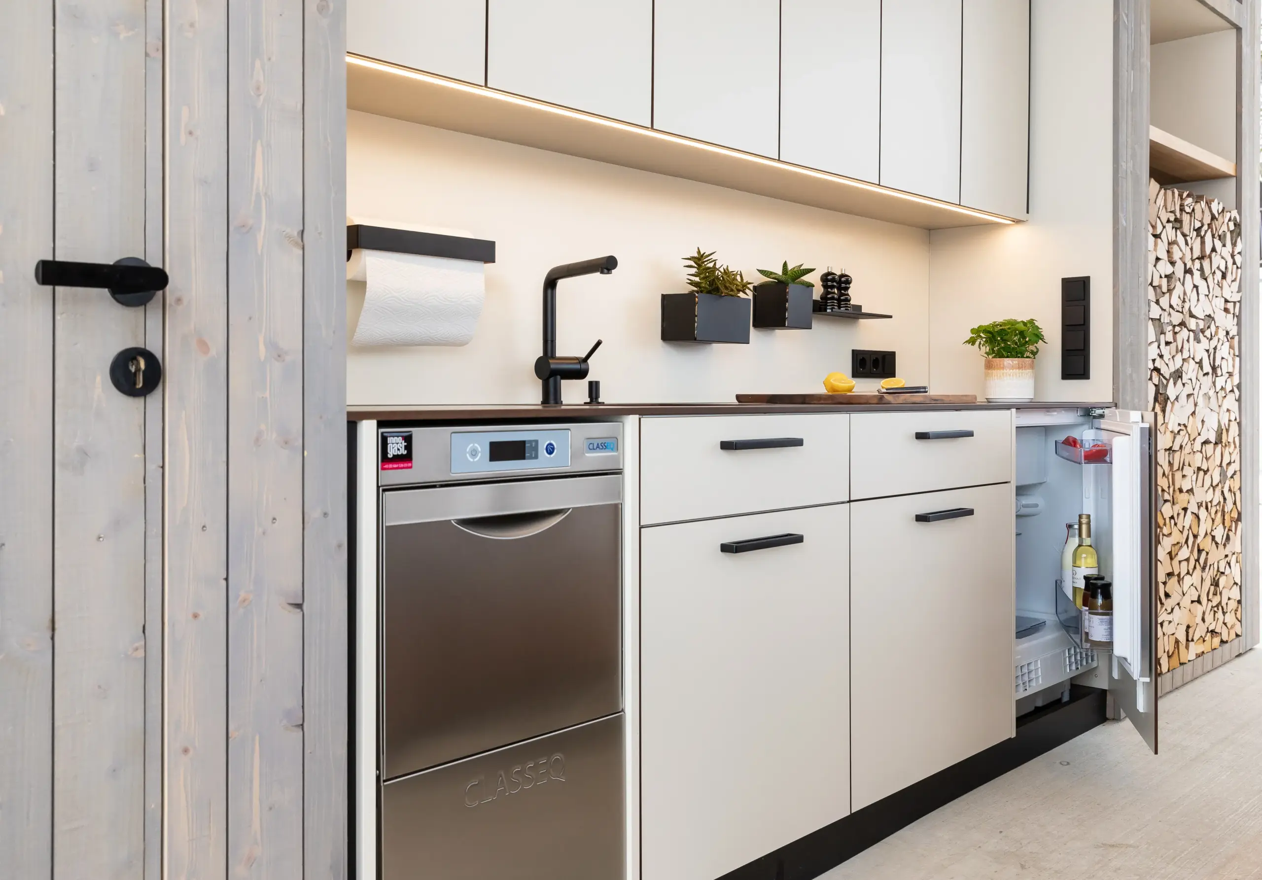 Weiße, wetterfeste Outdoorküche mit integriertem Bistrospüler, Spüle und offenem Kühlschrank