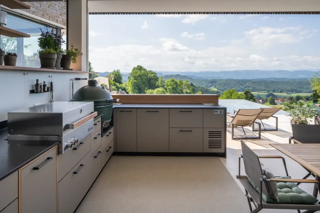 Outdoorküche mit Panoramaausblick, wetterfesten Fronten und klarer Linienführung von Deutschmann