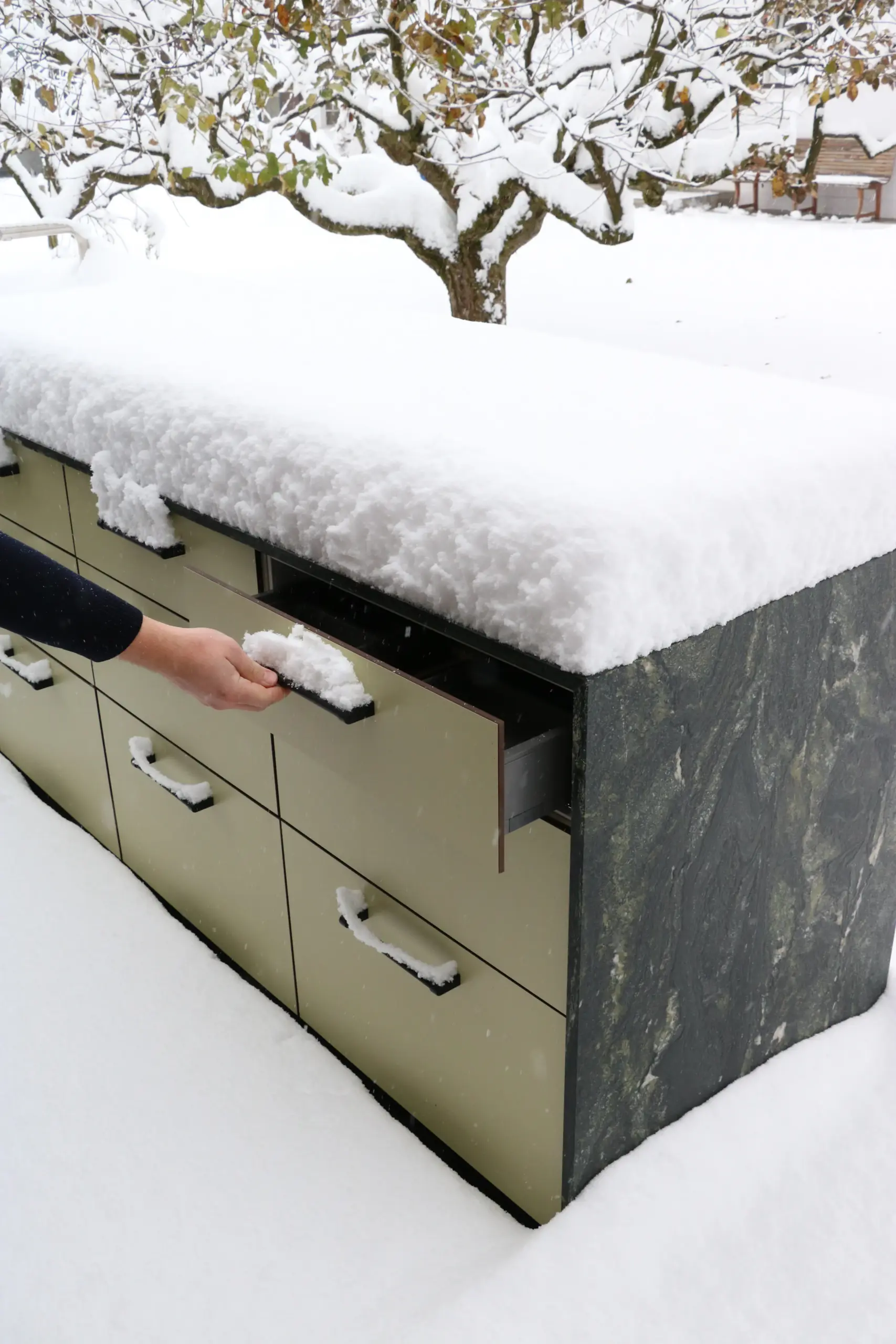Schnee­bedeckte Outdoorküche von Deutschmann als Beweis für ganzjährige Wetterfestigkeit