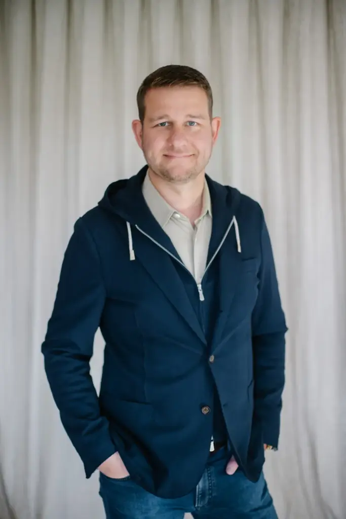 Porträt von Sepp Deutschmann, Geschäftsführer der Tischlerei Deutschmann Moebel Handwerk