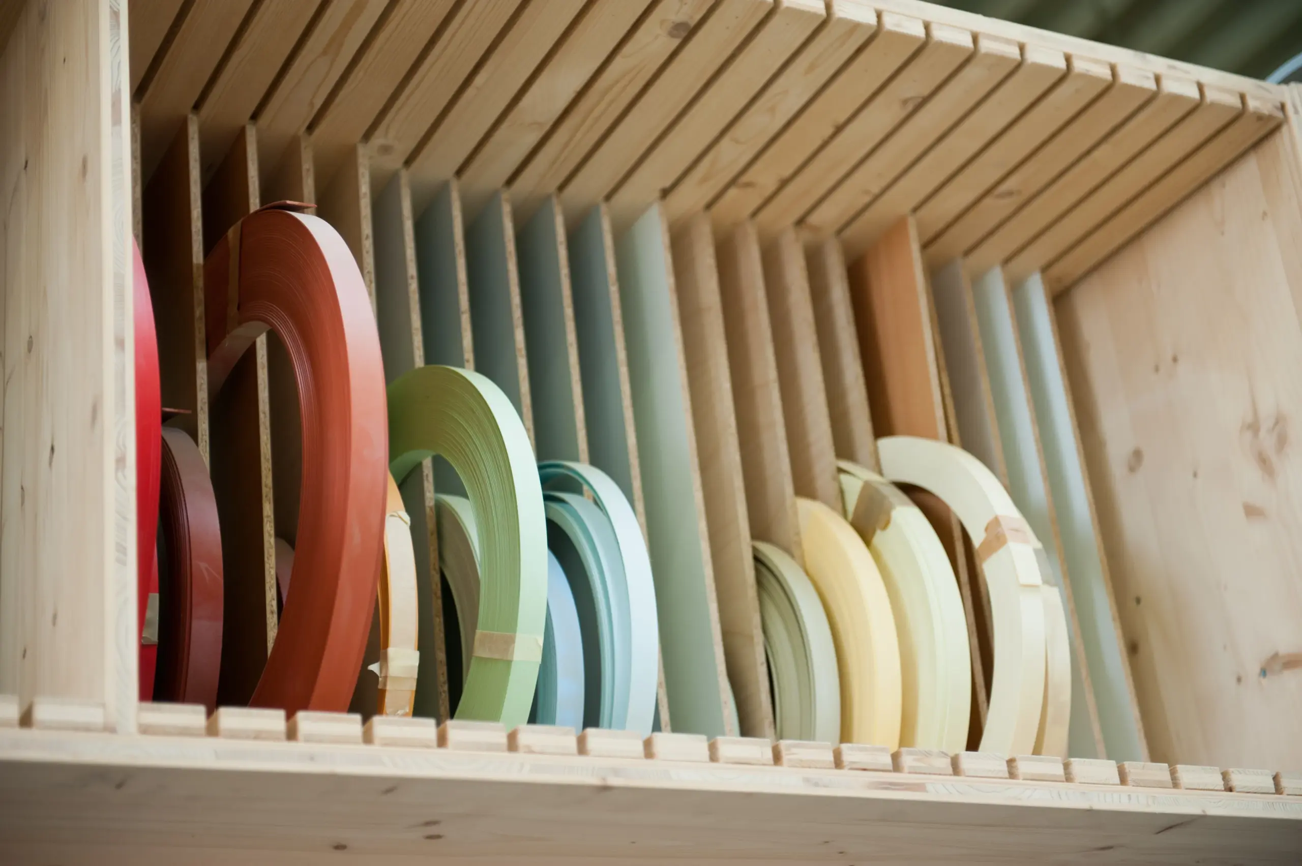 Farbige Furnierbänder in verschiedenen Holz und Lacktönen in der Tischlerei Deutschmann