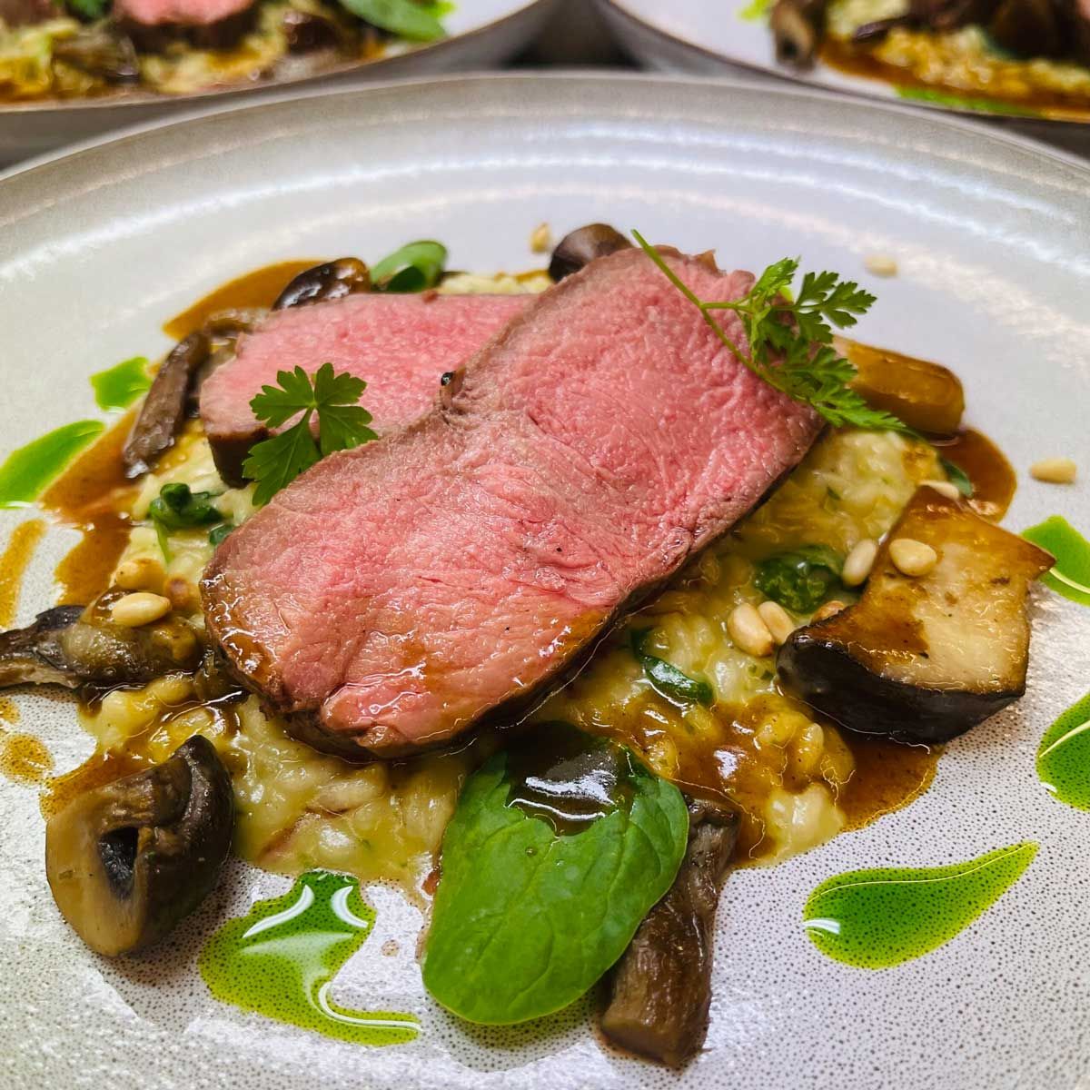 Ein auf dem Teller serviertes, zartes, aufgeschnittenes Fleisch mit Gemüse Beilage