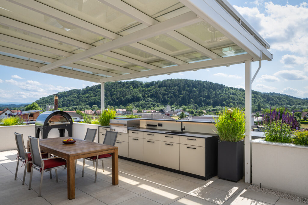 Wetterfeste Deutschmann Outdoorküche in hellen Farben mit Flammkraft Grill auf einer Terrasse