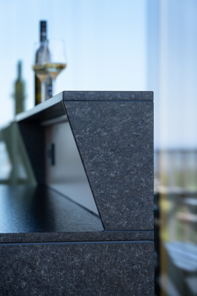 Detail der präzise gearbeiteten Steinarbeitsplatte mit schrägem Abschluss gefertigt von Deutschmann