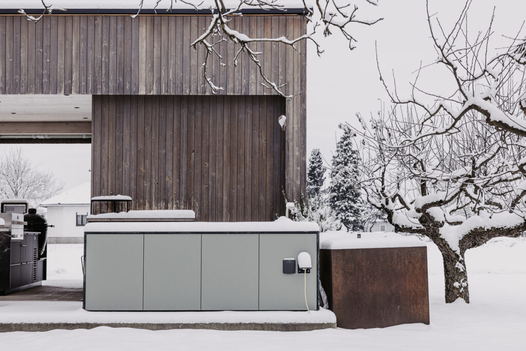 Deutschmann Plug & Play Outdoorküche mitten im Schnee und mit Schnee bedeckt
