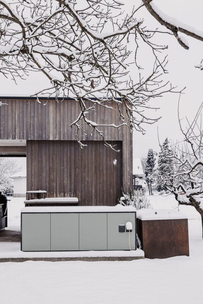 Deutschmann Plug & Play Outdoorküche mitten im Schnee und mit Schnee bedeckt