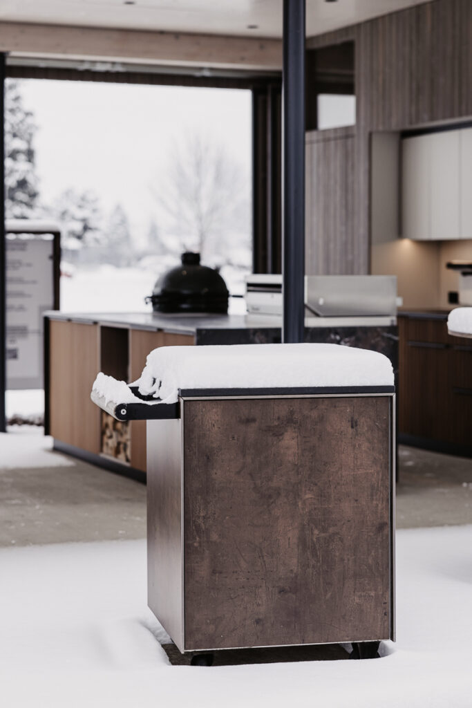 Deutschmann Beistellwagen mitten in Schneelandschaft und mit Schnee bedeckt