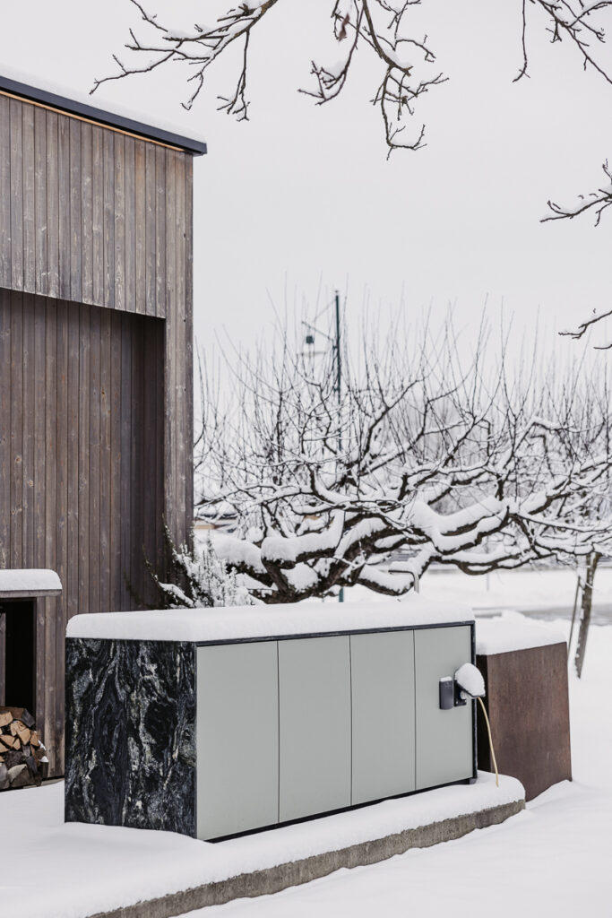 Deutschmann Plug & Play Outdoorküche mitten im Schnee und mit Schnee bedeckt