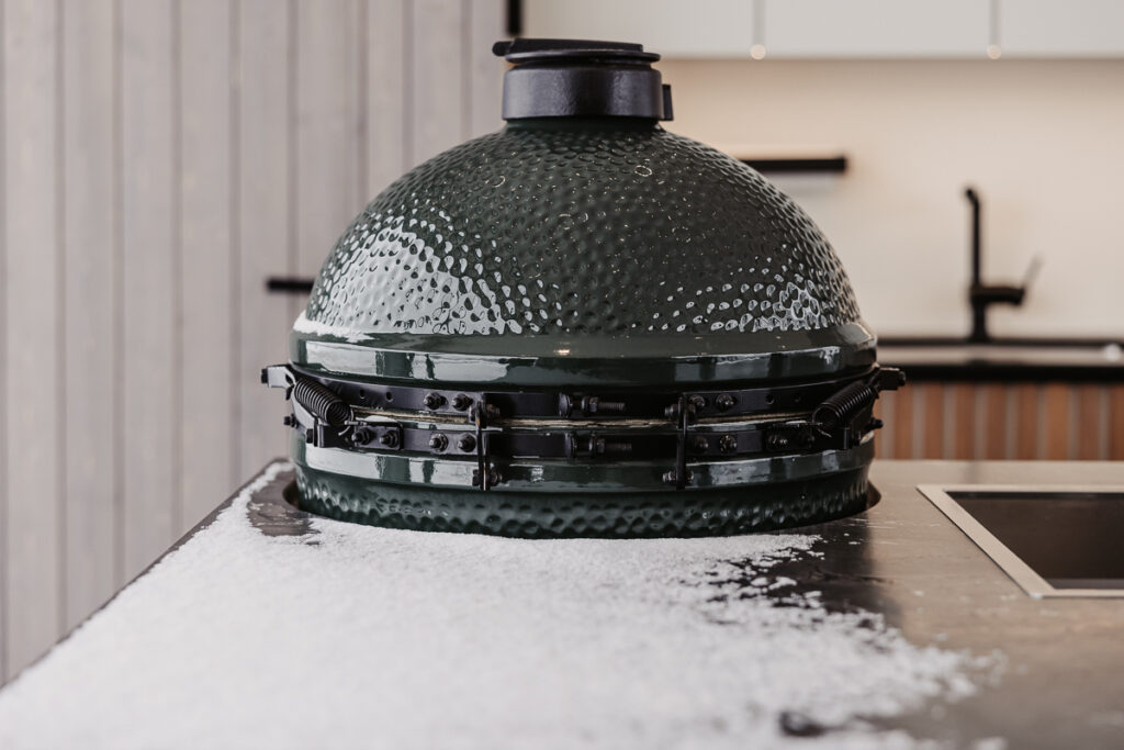 Detailansicht des Big Green Egg Grills welcher in einer Outdoorküche von Deutschmann integriert ist