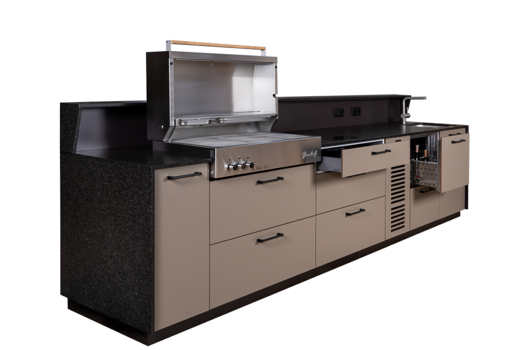 Freistehende beige Outdoorküche von Deutschmann mit offenem Flammkraft Gasgrill und offenen Schubladen, seitliche Ansicht,
