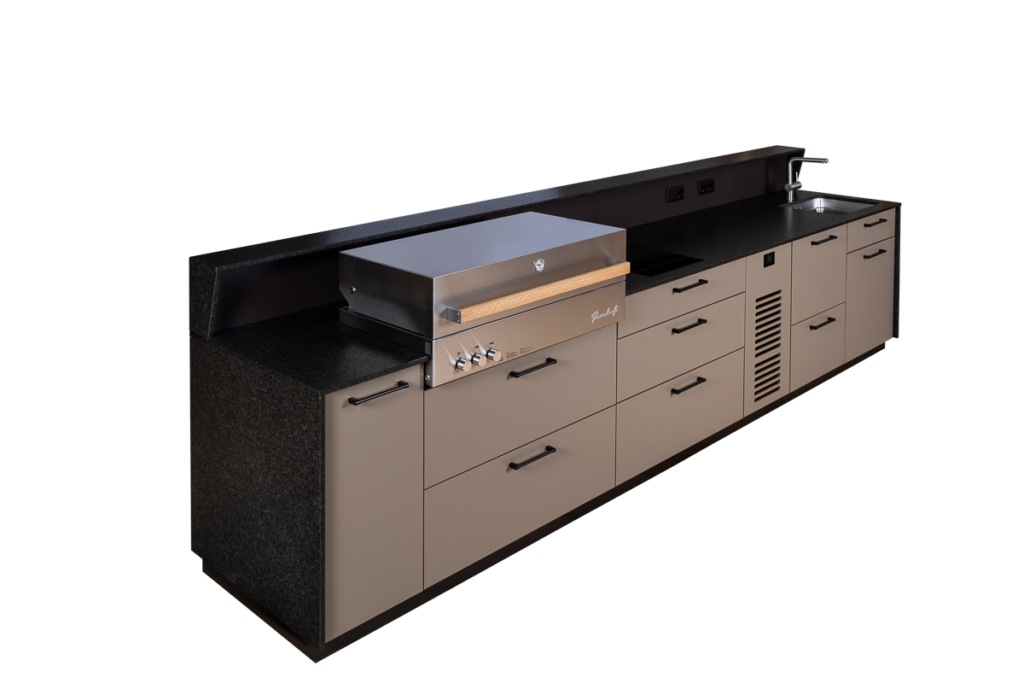 Freistehende beige Outdoorküche von Deutschmann mit Flammkraft Gasgrill, seitliche Ansicht