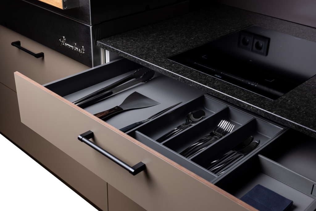 Offene Schublade mit Detail auf Besteck