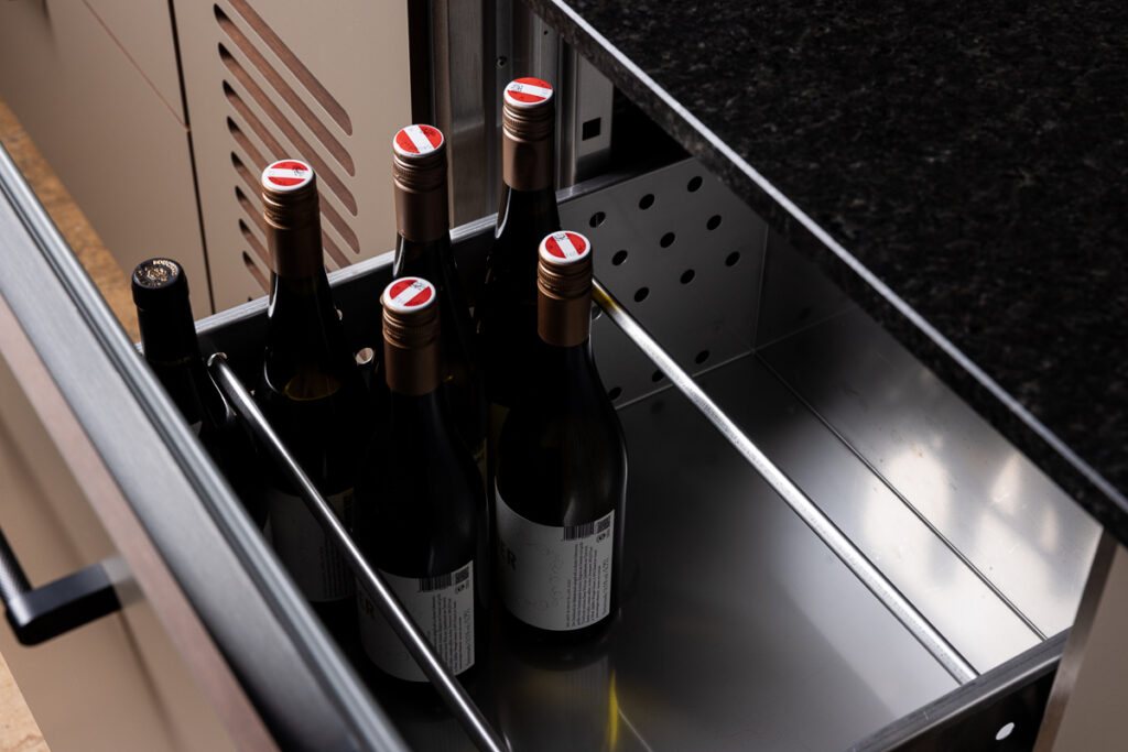 Nahansicht eines Kühlfaches mit Wein darin