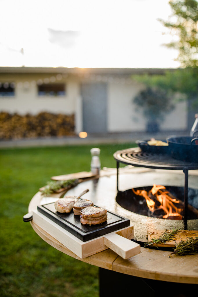Grillbuddy, Holzring von Deutschmann rund um den OFYR Grill, dient als Ablagefläche, Detailansicht