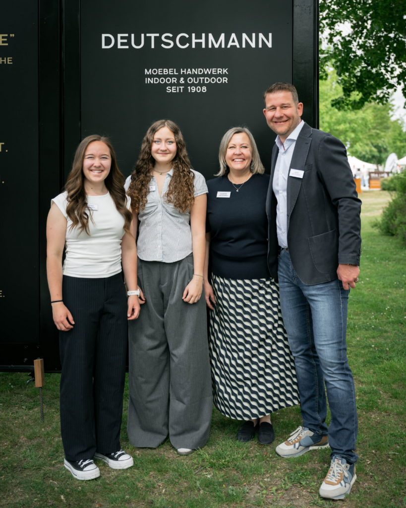 Familie Deutschmann vor dem Container der Outdoorküche THE GOLDEN ONE