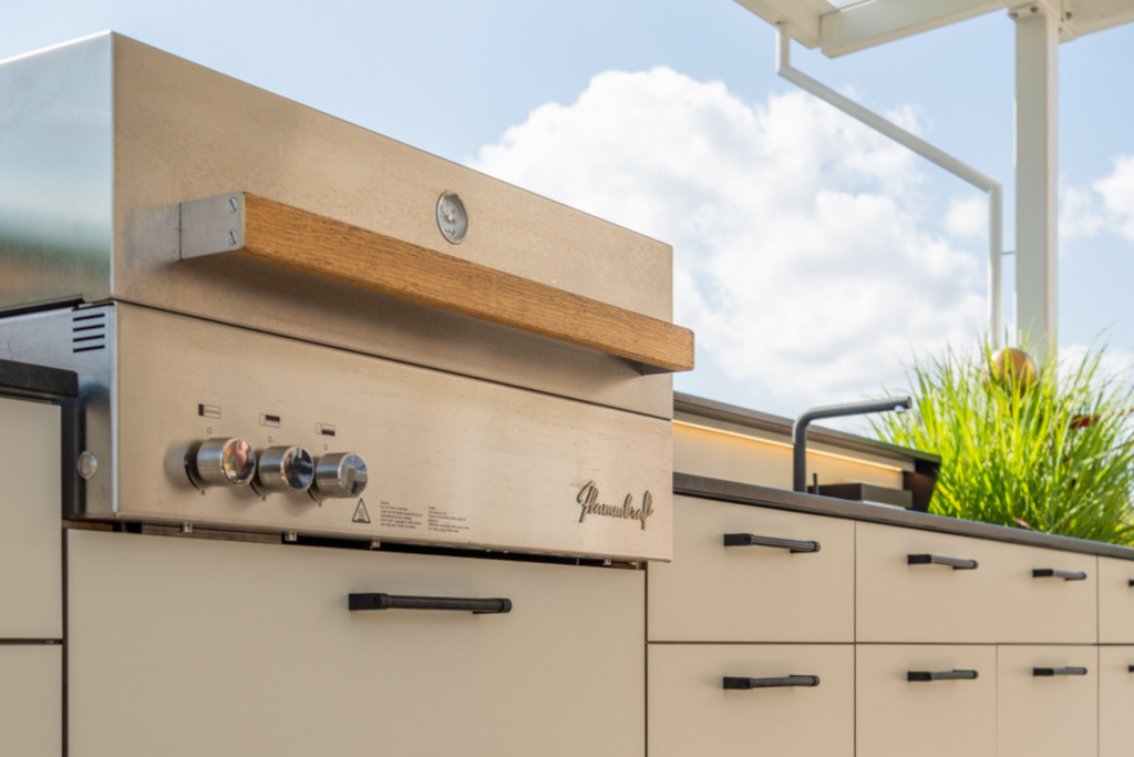 Flammkraft Gasgrill integriert in Outdoorküche von Deutschmann