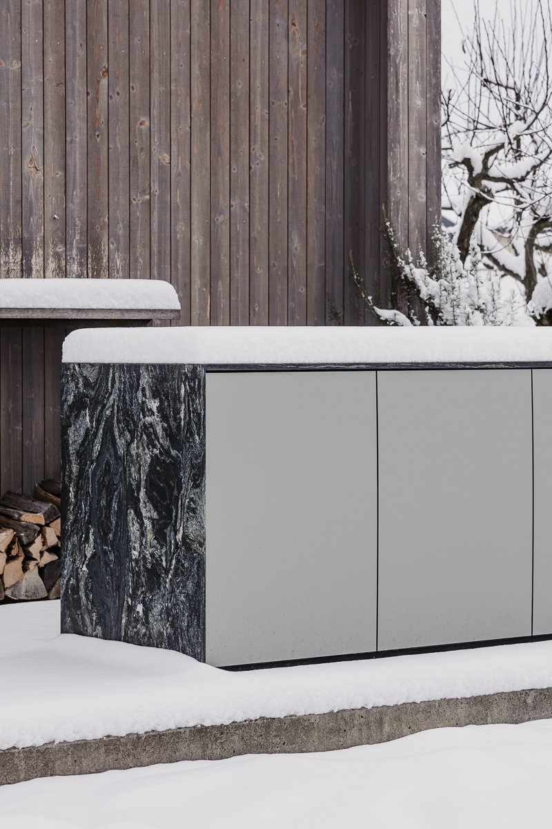 Deutschmann Plug&Play Outdoorküche mit grüner Front und Pannonia Grün Arbeitsplatte beschneid im Winter